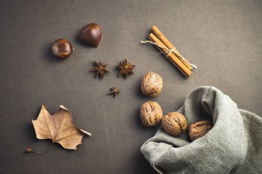 Ceviz, anason, tarçın. Sonbahar ve kış malzemeleri. Sağlıklı yemek ve pişirme konsepti