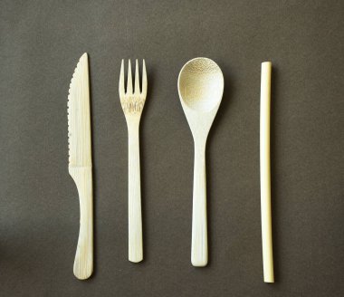 Çevre dostu tek kullanımlık sofra takımı. Bambu çatal bıçak takımı. Sıfır atık ve plastiksiz kavram.