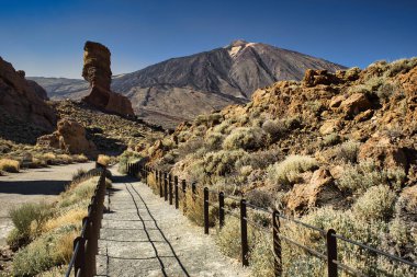 Volkan, manzara ve güneşli bir günde volkanik kayalar. Las Caadas del Teide 'nin doğal parkı, Tenerife, Kanarya Adaları, İspanya' nın ünlü turizm merkezi..