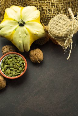 Çeşitli sonbahar malzemelerinin üst görüntüsü, balkabağı, ceviz, kabak çekirdeği ve bal. Sağlıklı gıda konsepti. Şükran Günü
