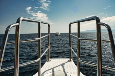 Okyanusta bir yatın yayı. Güneşli bir günde yelken açmak.