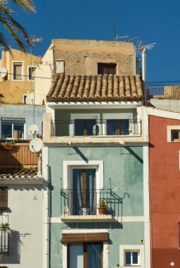 VILLAJOYOSA, ALICANTE, İSPAN, 12 ARALIK 2021: Villajoyosa şehrindeki ünlü binalar ve renkli cepheler. Güneşli bir gün.