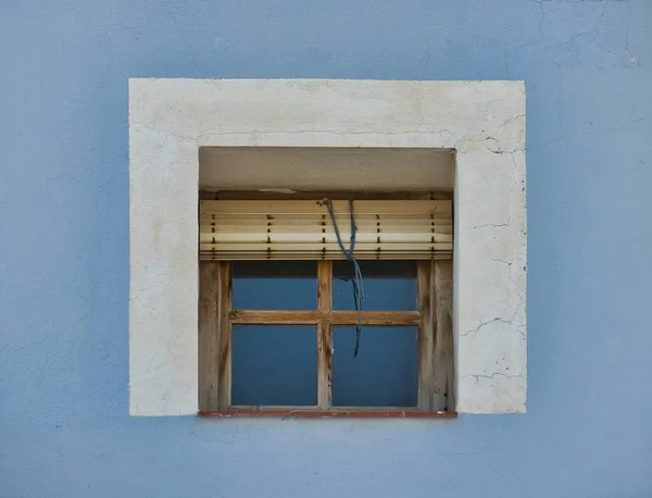Ξύλινο Παράθυρο Μπλε Πρόσοψη Του Αποικιακού Κτιρίου — Φωτογραφία Αρχείου