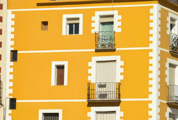 Fachada Edificio Colonial Color Amarillo Con Detalles Ventanas — Foto de Stock