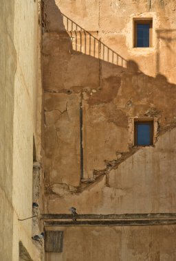 Yeryüzü renginde eski bir çehre. Binanın altını üstüne getirin.