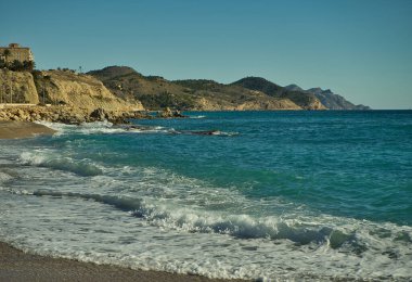 Güneşli bir günde Villajoyosa, Alicante 'deki Los Estudiantes plajının panoramik manzarası.