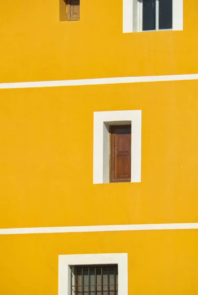 Цветной Фасад Желтом Деталями Окна Латинском Колониальном Здании — стоковое фото