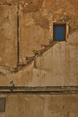 Yeryüzü renginde eski bir çehre. Binanın altını üstüne getirin.