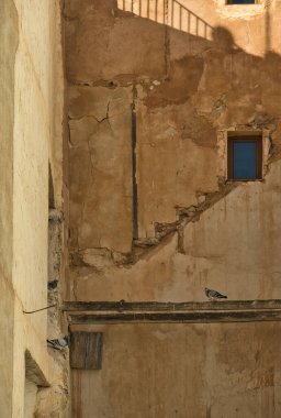 Yeryüzü renginde eski bir çehre. Binanın altını üstüne getirin.