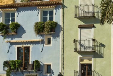 VILLAJOYOSA, ALICANTE, İSPAN, 12 ARALIK 2021: Villajoyosa şehrindeki ünlü binalar ve renkli cepheler. Güneşli bir gün.