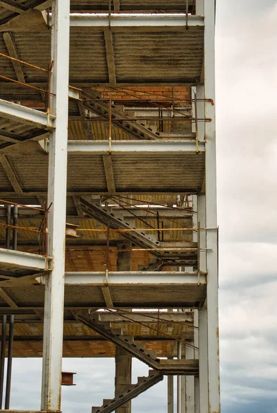 被遗弃在海边的混凝土建筑等待拆迁 环境影响 沿海法 金融危机 破产的建筑公司多云的一天 — 图库照片