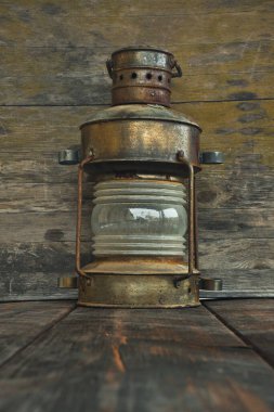 Kırsal ahşap arka planda eski pirinç denizci feneri. Retro vintage denizci feneri. Dekoratif unsur. Nostalji, hafıza, zaman.