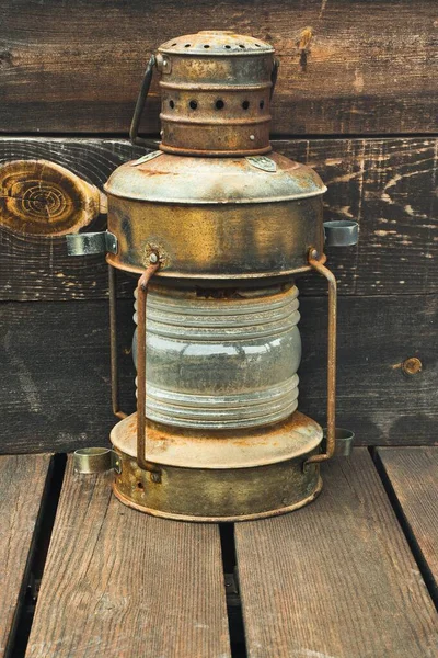 Velha Lanterna Marinheiro Bronze Fundo Madeira Rústica Lanterna Marinheiro Vintage — Fotografia de Stock
