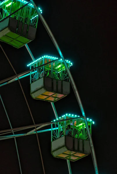 Θεματικό Πάρκο Λεπτομέρεια Από Αρκετούς Κύβους Τροχών Ferris Νύχτα Φώτα — Φωτογραφία Αρχείου