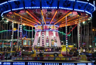 MURCIA, İspanya, SEPTEMBER, 25, 2021: Murcia, İspanya 'da bir lunaparkta renkli bir çocuk atlıkarıncasında yaşadı. Canlı renkler. Boş zaman ve eğlence. Salgın sırasında boş yerler kavramı.