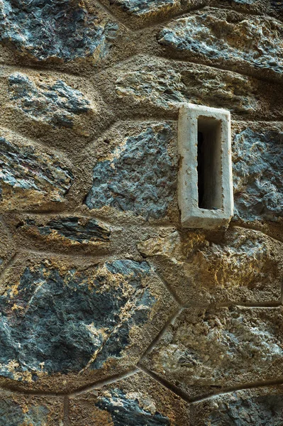 防御石壁の小さな監視窓 — ストック写真