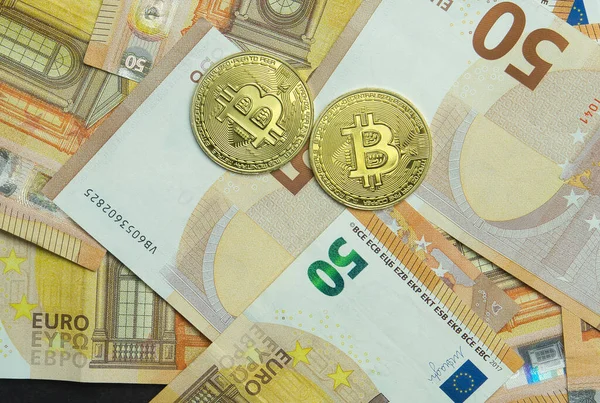 Goldener Bitcoin Auf Dem Hintergrund Der Euro Banknote Kryptowährungen Bitcoin — Stockfoto