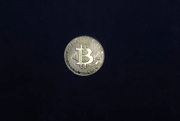Goldener Bitcoin Isoliert Auf Dunklem Hintergrund Kryptowährungen Finanztechnologie Blockchain Technologie — Stockfoto