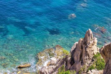 Güneşli bir günde Mascarat, Altea, Comunidad Valenciana, İspanya 'daki Raco del Corb kayalıklarında hava manzarası. Kristal berrak turkuaz suları olan vahşi ve ıssız bir sahil..