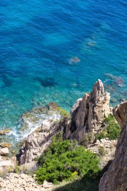 Güneşli bir günde Mascarat, Altea, Comunidad Valenciana, İspanya 'daki Raco del Corb kayalıklarında hava manzarası. Kristal berrak turkuaz suları olan vahşi ve ıssız bir sahil..