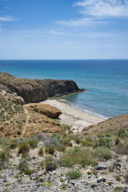 Monsul plajı, Cabo de Gata-Nijar, Almeria, Endülüs, İspanya. Turkuaz suları ve büyük kum tepeleriyle Idyllic paradisiacal ve vahşi plaj.