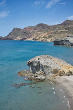Monsul plajı, Cabo de Gata-Nijar, Almeria, Endülüs, İspanya. Turkuaz suları ve büyük kum tepeleriyle Idyllic paradisiacal ve vahşi plaj.