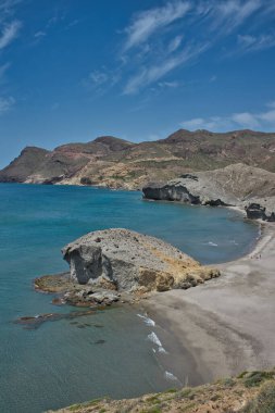 Monsul plajı, Cabo de Gata-Nijar, Almeria, Endülüs, İspanya. Turkuaz suları ve büyük kum tepeleriyle Idyllic paradisiacal ve vahşi plaj.