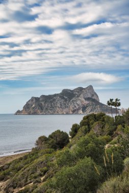 İspanya 'nın Kanarya Adaları, Tenerife' deki Anaga Kırsal Parkı 'ndaki Pico del Ingles manzarasından muhteşem bir manzara. Mavi gökyüzüne karşı rengarenk bitkilerle dolu dağlık bir arazi.