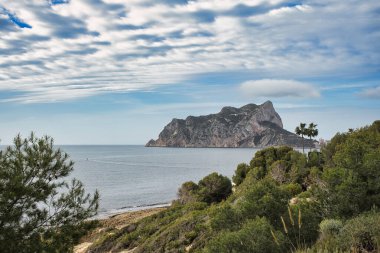 İspanya 'nın Kanarya Adaları, Tenerife' deki Anaga Kırsal Parkı 'ndaki Pico del Ingles manzarasından muhteşem bir manzara. Mavi gökyüzüne karşı rengarenk bitkilerle dolu dağlık bir arazi.