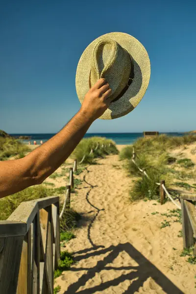 Homem Feliz Mão Segurando Chapéu Fora Uma Praia Areia Com — Fotografia de Stock