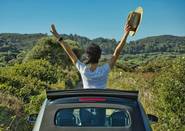 Mujer Sintiéndose Libre Naturaleza Día Soleado Una Actitud Victoria Sosteniendo — Foto de Stock