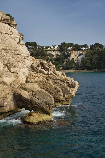 Cala Galdana Balearic Islands Spain 2022年4月14日 阳光明媚的午后 卡拉加尔达纳悬崖和海上游艇的全景 — 图库照片