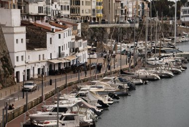 CIUDADELA, MENORCA: 15 Nisan 2022: günbatımında kalenin panoramik manzarası, ünlü ve turistik bir tatil yeri.