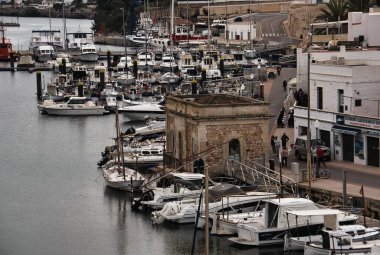 CIUDADELA, MENORCA: 15 Nisan 2022: günbatımında kalenin panoramik manzarası, ünlü ve turistik bir tatil yeri.