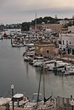 CIUDADELA, MENORCA: 15 Nisan 2022: günbatımında kalenin panoramik manzarası, ünlü ve turistik bir tatil yeri.