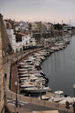 CIUDADELA, MENORCA: 15 Nisan 2022: günbatımında kalenin panoramik manzarası, ünlü ve turistik bir tatil yeri.