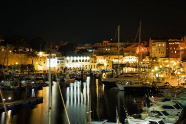 CIUDADELA, MENORCA: 15 Nisan 2022: gece kalenin güzel ve görkemli panoramik manzarası, tatilde ziyaret etmek için ünlü ve turistik bir yer.