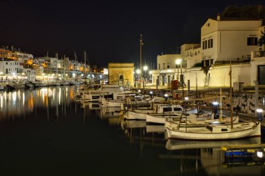 CIUDADELA, MENORCA: 15 Nisan 2022: gece kalenin güzel ve görkemli panoramik manzarası, tatilde ziyaret etmek için ünlü ve turistik bir yer.