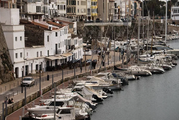 CIUDADELA, MENORCA: 15 Nisan 2022: günbatımında kalenin panoramik manzarası, ünlü ve turistik bir tatil yeri.