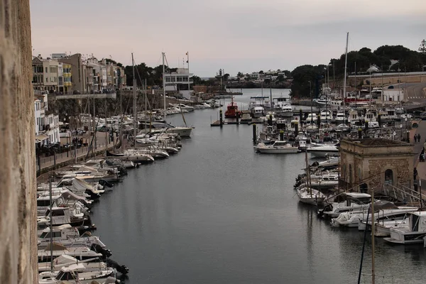 CIUDADELA, MENORCA: 15 Nisan 2022: günbatımında kalenin panoramik manzarası, ünlü ve turistik bir tatil yeri.