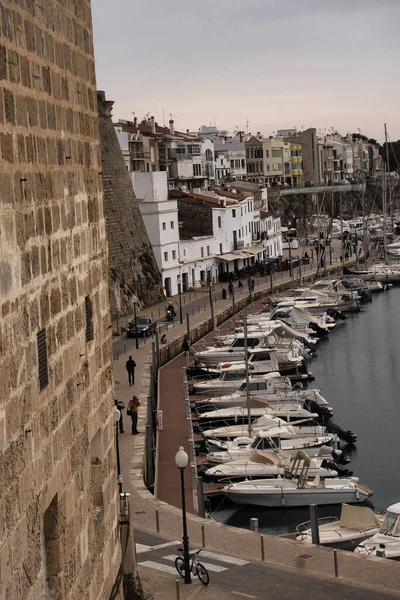 CIUDADELA, MENORCA: 15 Nisan 2022: günbatımında kalenin panoramik manzarası, ünlü ve turistik bir tatil yeri.