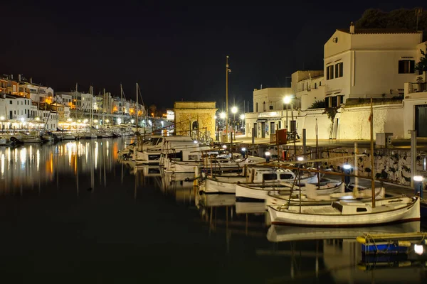 CIUDADELA, MENORCA: 15 Nisan 2022: gece kalenin güzel ve görkemli panoramik manzarası, tatilde ziyaret etmek için ünlü ve turistik bir yer.
