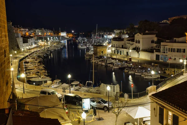 CIUDADELA, MENORCA: 15 Nisan 2022: gece kalenin güzel ve görkemli panoramik manzarası, tatilde ziyaret etmek için ünlü ve turistik bir yer.