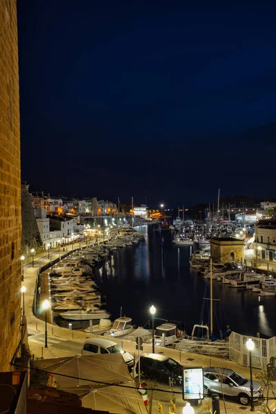 CIUDADELA, MENORCA: 15 Nisan 2022: gece kalenin güzel ve görkemli panoramik manzarası, tatilde ziyaret etmek için ünlü ve turistik bir yer.