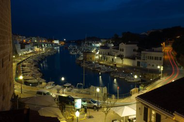 CIUDADELA, MENORCA: 15 Nisan 2022: gece kalenin güzel ve görkemli panoramik manzarası, tatilde ziyaret etmek için ünlü ve turistik bir yer.
