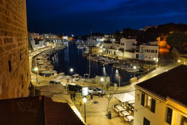 CIUDADELA, MENORCA: 15 Nisan 2022: gece kalenin güzel ve görkemli panoramik manzarası, tatilde ziyaret etmek için ünlü ve turistik bir yer.