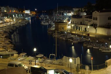 CIUDADELA, MENORCA: 15 Nisan 2022: gece kalenin güzel ve görkemli panoramik manzarası, tatilde ziyaret etmek için ünlü ve turistik bir yer.