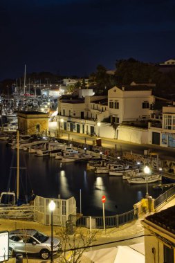 CIUDADELA, MENORCA: 15 Nisan 2022: gece kalenin güzel ve görkemli panoramik manzarası, tatilde ziyaret etmek için ünlü ve turistik bir yer.