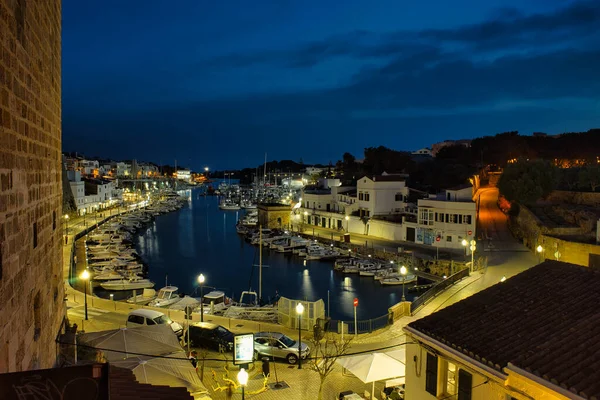 CIUDADELA, MENORCA: 15 Nisan 2022: gece kalenin güzel ve görkemli panoramik manzarası, tatilde ziyaret etmek için ünlü ve turistik bir yer.