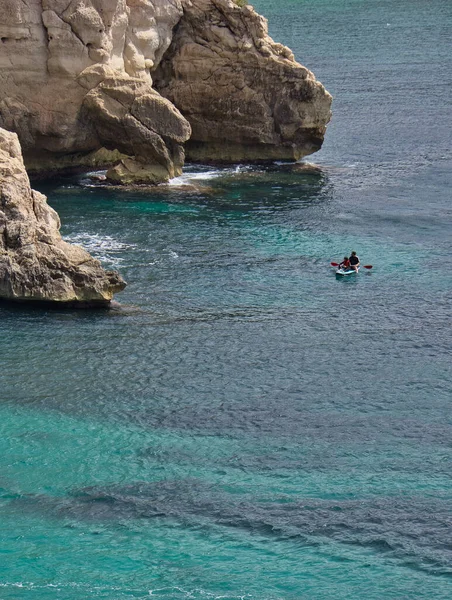 Verbazingwekkende Rotskliffen Boven Turkoois Blauw Water Een Paar Kajakken Zee — Stockfoto